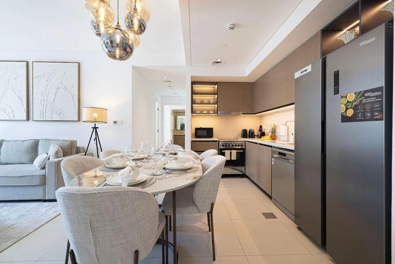 Modern Comfort - Views In Prime Downtown - 2Br 6 Guests Dubai Apartment
