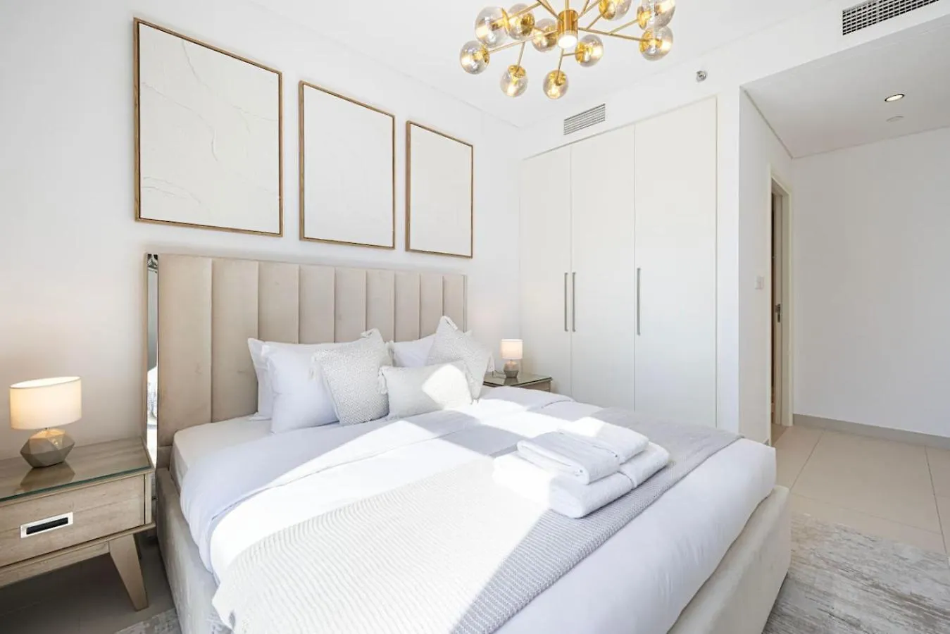 Modern Comfort - Views In Prime Downtown - 2Br 6 Guests Dubai Apartment