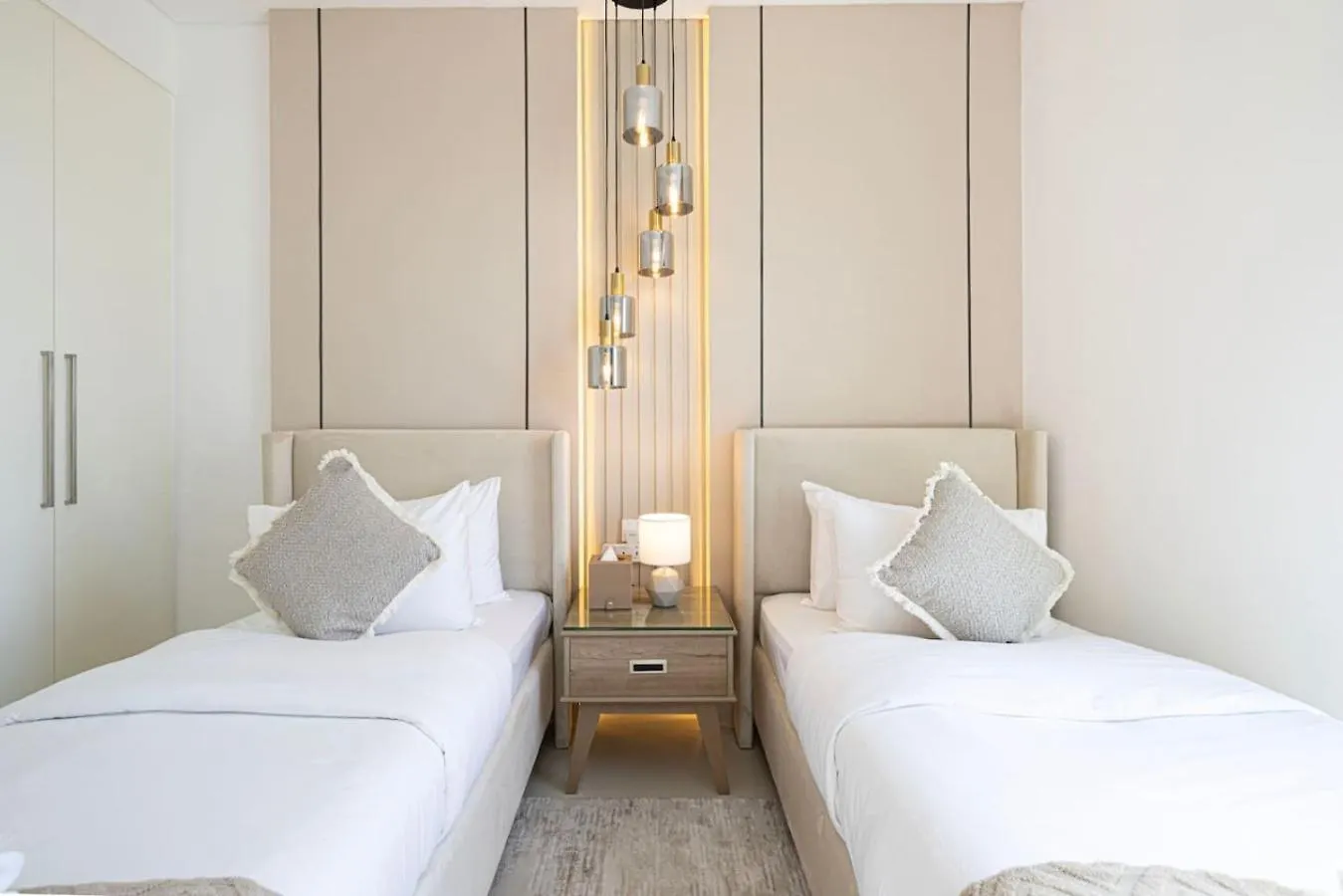 Modern Comfort - Views In Prime Downtown - 2Br 6 Guests Dubai Apartment