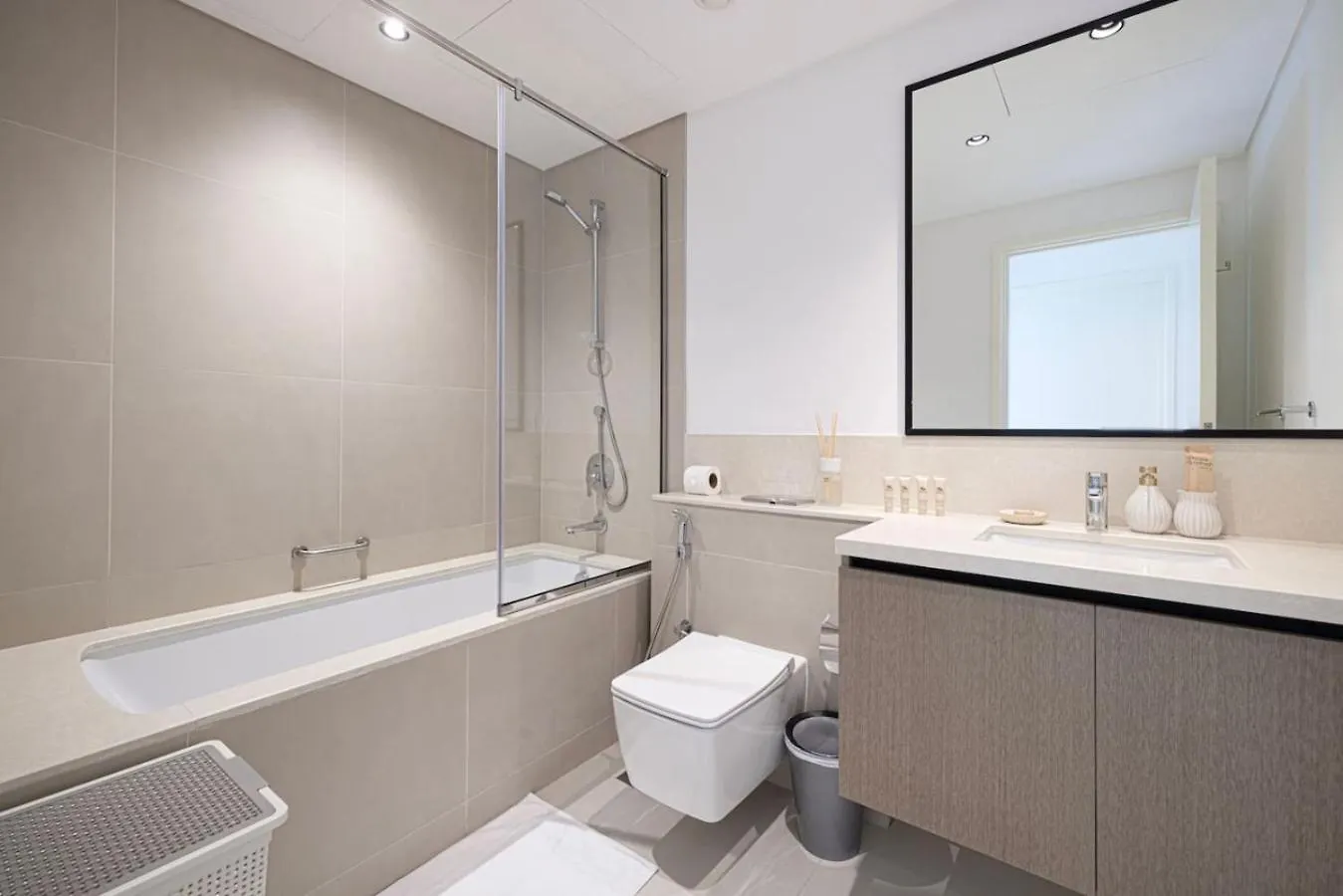 Apartment Modern Comfort - Views In Prime Downtown - 2Br 6 Guests Dubai