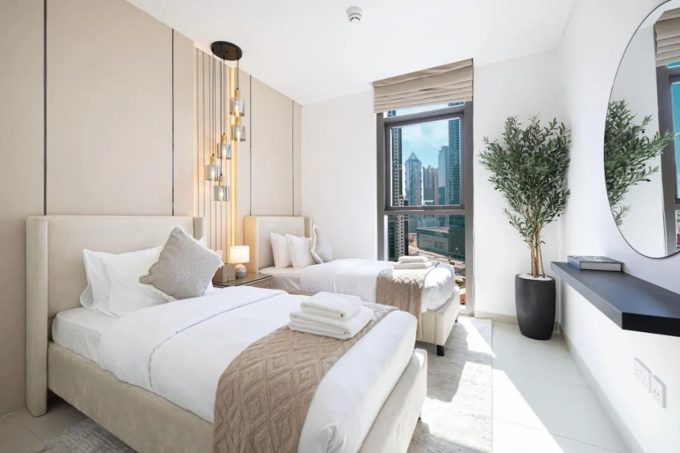 Modern Comfort - Views In Prime Downtown - 2Br 6 Guests Dubai Apartment