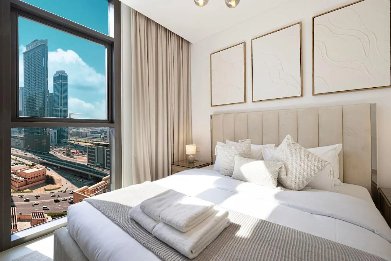 Modern Comfort - Views In Prime Downtown - 2Br 6 Guests Dubai