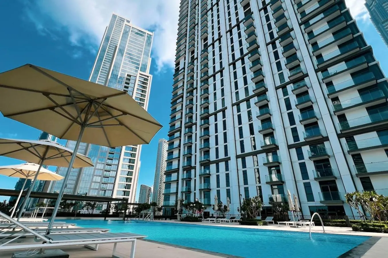 Modern Comfort - Views In Prime Downtown - 2Br 6 Guests Dubai Apartment
